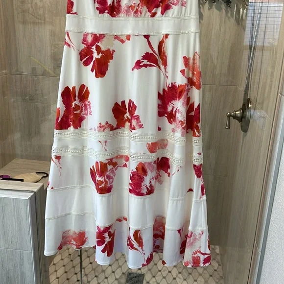 TAYLOR
Plus Size Lace-Inset Midi Dress - Picture 6 of 11